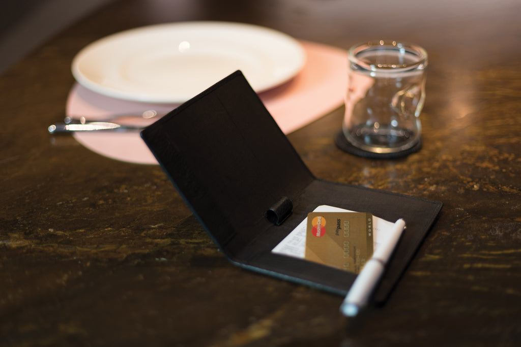 K0008AB | Account holder in genuine full-grain leather, dollar grain. Internal mini slots and pen loop. Black color. Dimensions: 12 x 16 x 1 cm. Packaging: Tnt bag-0