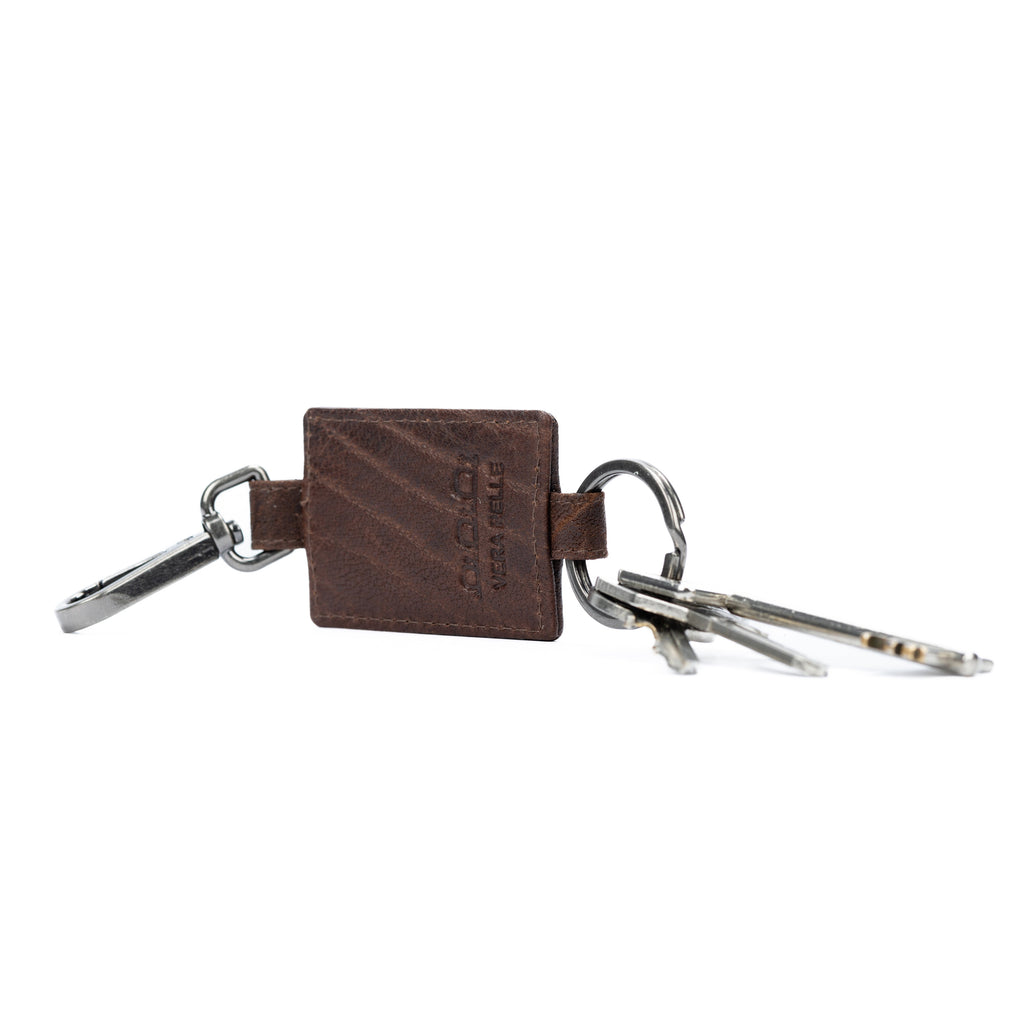 K10650BB | Portachiavi in Vera Pelle pieno fiore, Volanata. Colore Testa Moro. Accessori Nickel Anticato. Dimensioni totali: cm 4 x 15 x 0,5. Confezione: Gift Box rigido fondo/coperchio-1