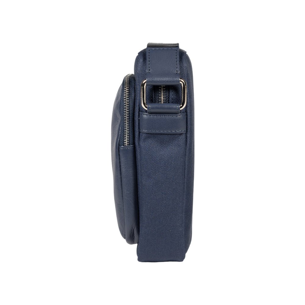 RB2002D | Borsa a Tracolla in Nylon/Vera Pelle, con leggera grana. Chiusura con lampo e tracolla regolabile - Colore Blu - Dimensioni: cm 15,5 x 21 x 7. Confezione: Sacchetto in Tessuto non Tessuto - Mio NEGOZIO 🌹💐RENATO BORZATTA - Italy since 1978 -RENATO BORZATTA - Italy since 1978 -